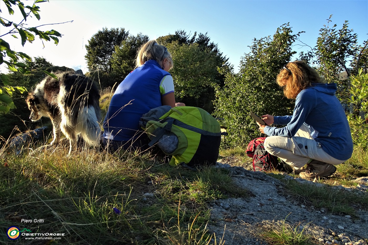 48 Relax alla croce del Monte Castello (1425 m).JPG